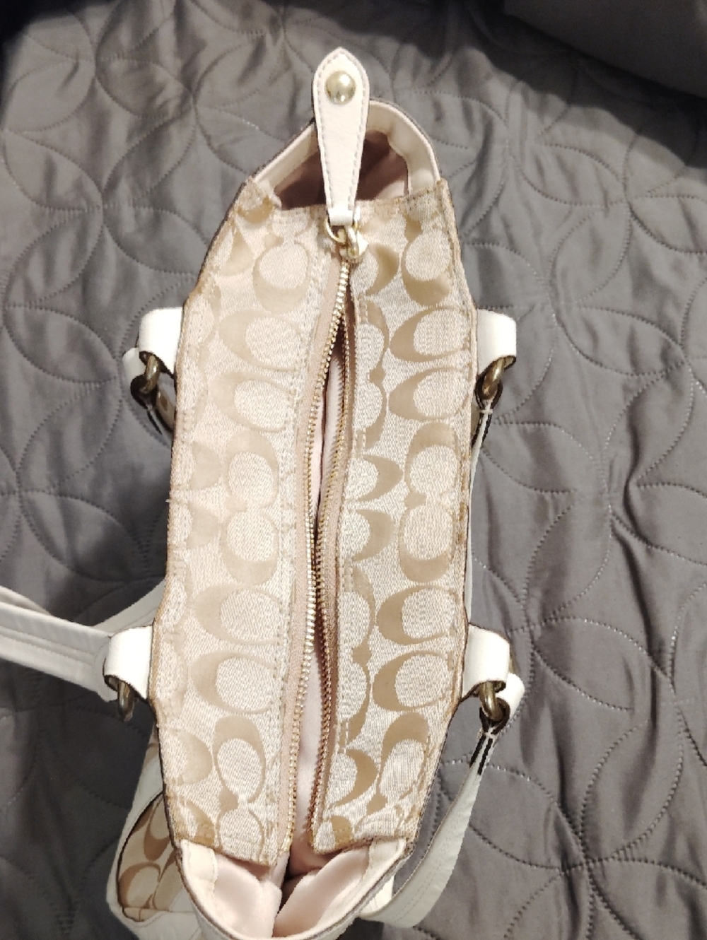 Coach Beige and White Signature Circle Appliqué Tote!! - Picture 9 of 17